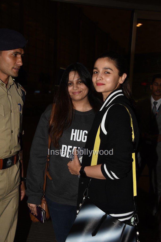 Aliaasangels's tweet photo. [ PICS ] Alia &amp; Shaheen off to London for Shaheen’s Bday celebrations 🌸 https://t.co/r0NCr8UV7a