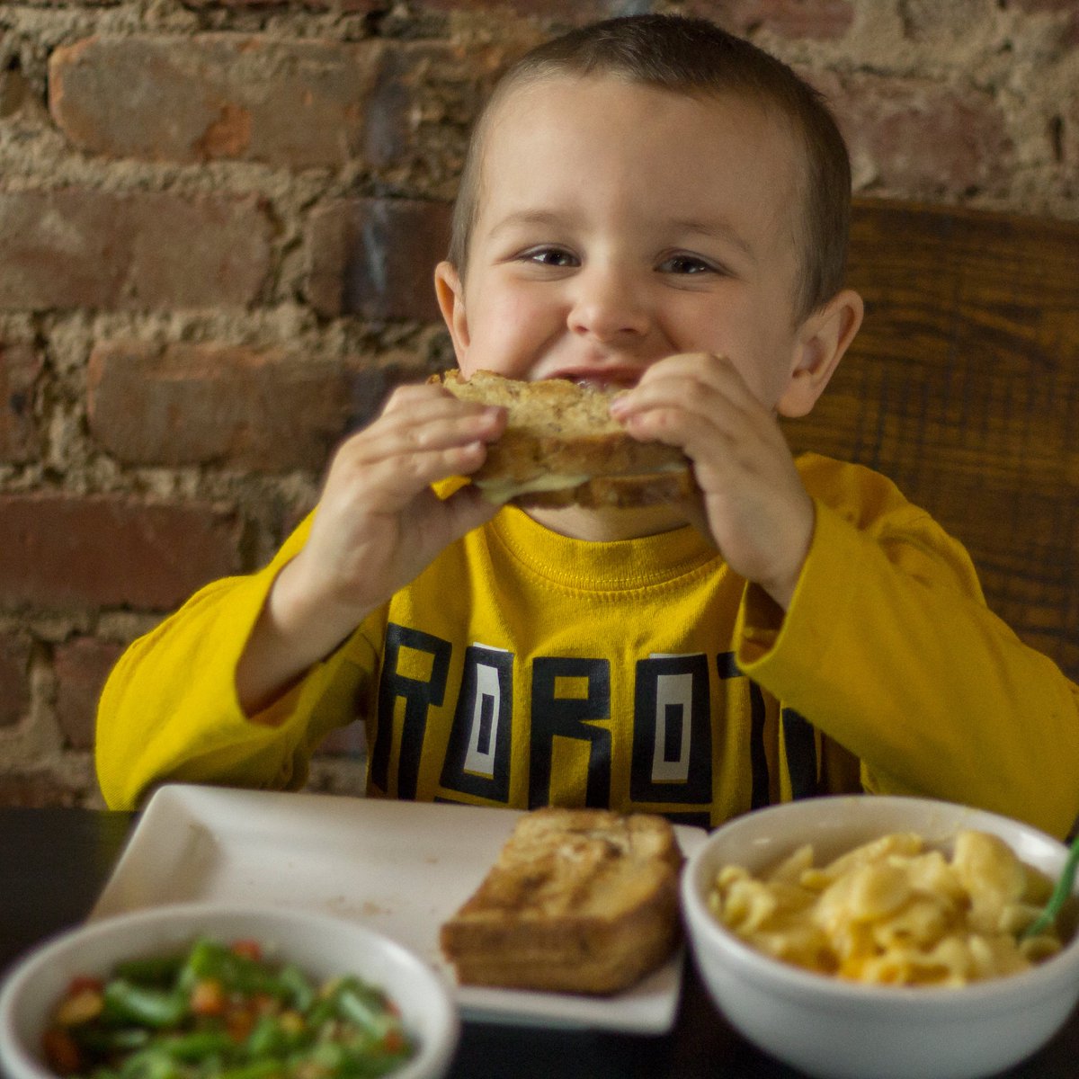 CoaltranesCLT's tweet photo. Did you know we have a kids menu now? This is the Grilled Cheese, with mac &amp; cheese, and an added green bean side. Bring you kids by and let em try it!
.
.
.
.
#kids #kidsmenu #grilledcheese #macandcheese #coaltranes #neverfried #chicken #cltkids #charlotte #plazamidwood https://t.co/6G7u8Yayn5