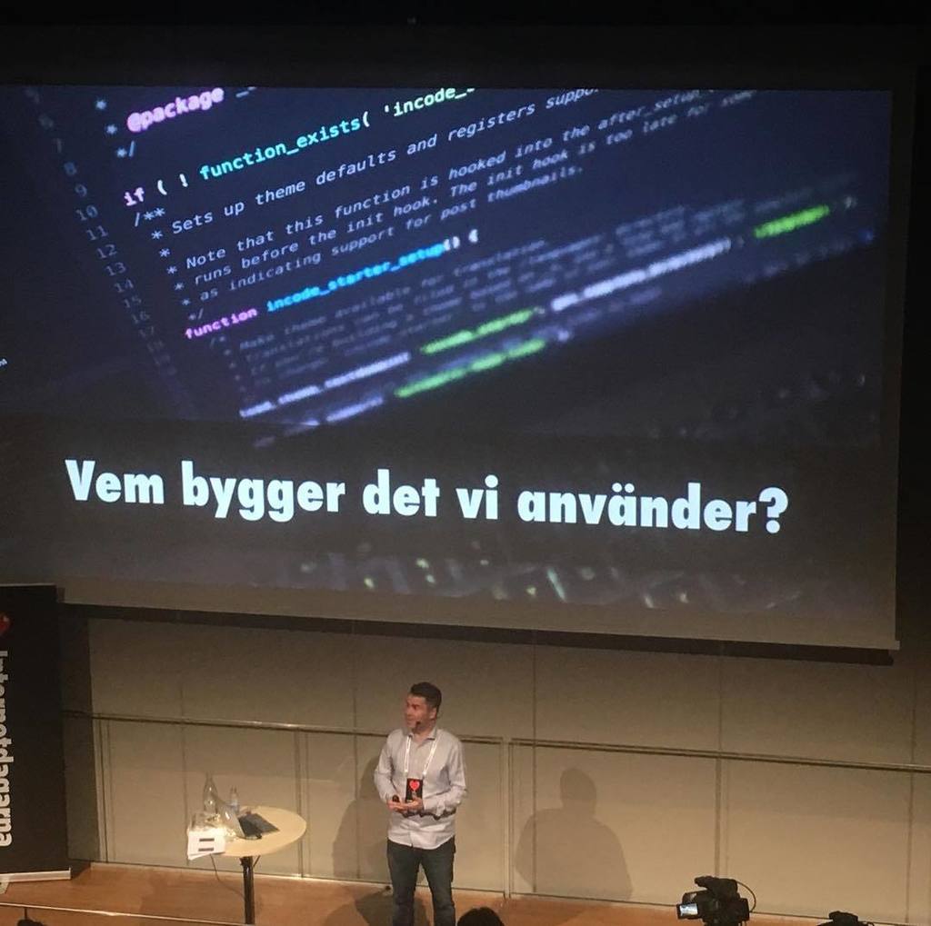 vasbymakerspace's tweet photo. Digital kompetens- att reflektera över vem som bygger det vi använder? Anders Thoresson på #ind2017 https://t.co/ymukpdpqiU https://t.co/5dRNsttirJ