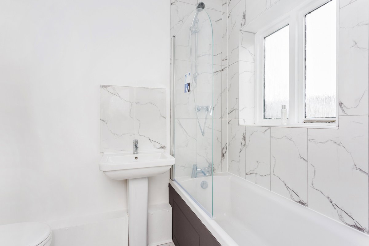 Hamptons_SUA's tweet photo. Newly refurbished 1 bedroom apartment with parking available now in Old Town #StratforduponAvon
£725 per month, call now to view! https://t.co/8r6LYL7Rx0 https://t.co/nEfiSfVHPe