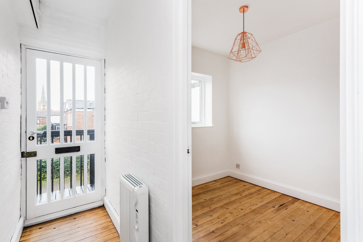 Hamptons_SUA's tweet photo. Newly refurbished 1 bedroom apartment with parking available now in Old Town #StratforduponAvon
£725 per month, call now to view! https://t.co/8r6LYL7Rx0 https://t.co/nEfiSfVHPe