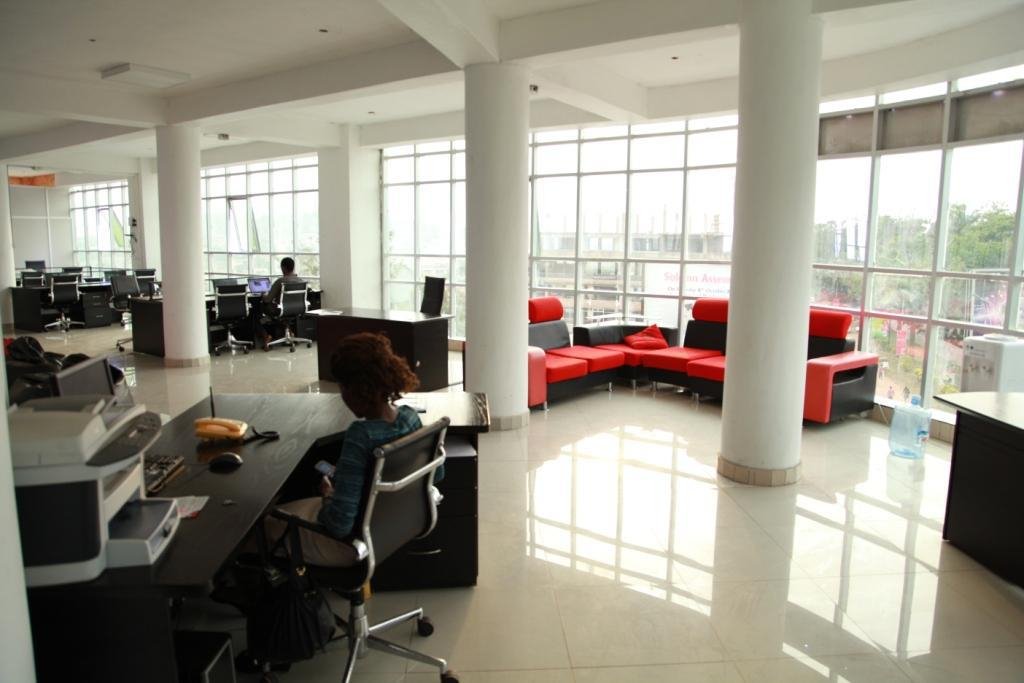 Lawrenceawm's tweet photo. #BST10 I think that option B would be the better choice, each story can have a different purpose. The business incubator should contain lots of windows, sunlight helps motivate people. People should have their own area (but not isolated using cubicals) Ideas: https://t.co/zrGGWivOKH