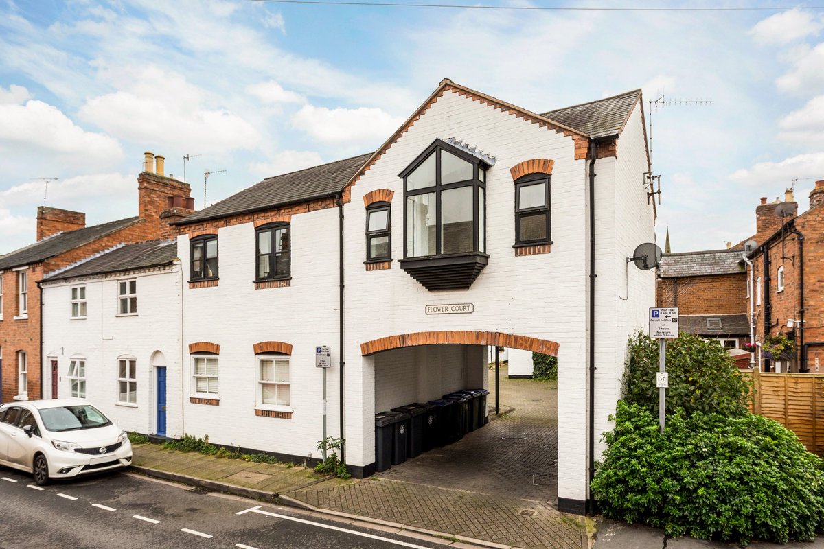 Hamptons_SUA's tweet photo. Newly refurbished 1 bedroom apartment with parking available now in Old Town #StratforduponAvon
£725 per month, call now to view! https://t.co/8r6LYL7Rx0 https://t.co/nEfiSfVHPe