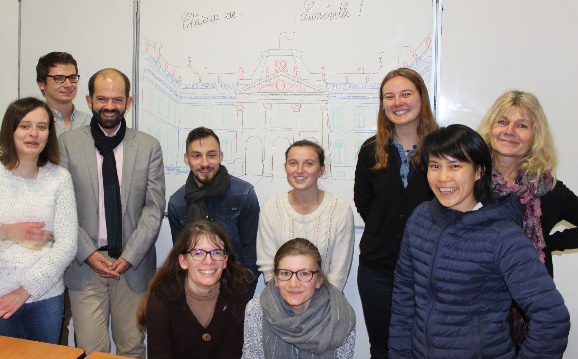 aurelienferry's tweet photo. La promotion guide-conférenciers fait le point sur leurs projets entrepreneuriaux et ressortent de l'atelier #JediMillenium avec des idées innovantes et ambitieuses ! Bravo pour le château de Lunéville en fond :) https://t.co/oneX9qRVuM