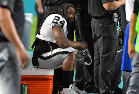 Milenio's tweet photo. Por protesta ante himno de #EU, Donald Trump critica a Marshawn Lynch https://t.co/kSikLznw31 https://t.co/0GXJkcTj35