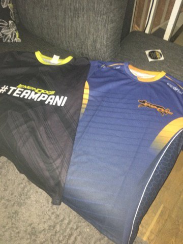 OfficialHoochie's tweet photo. Efter dagar av väntan på tröjan så kom den på posten idag och nu är min samling fulländad! #TEAMPANI #LEMONDOGS @Lemondogs https://t.co/FnZmwQIHcv