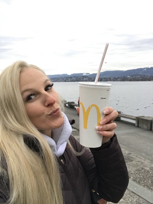 Bin gut in Z&uuml;rich angekommen erstmal nee Cola 😂 #Schweiz #McDonalds #kalt https://t.co/z3Gf3mTSV0<a href="/tag/mcdonalds"class="tags"><span>#mcdonalds</span></a><a href="/tag/schweiz"class="tags"><span>#schweiz</span></a><a href="/tag/kalt"class="tags"><span>#kalt</span></a>