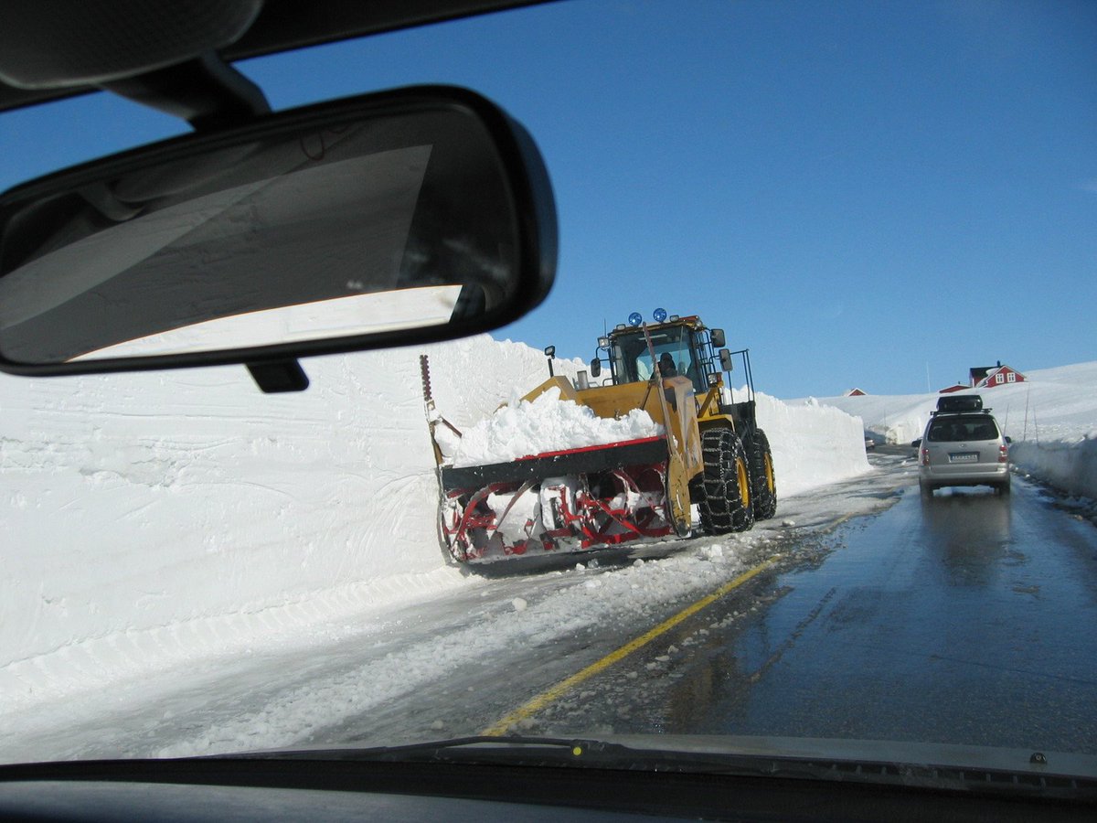 your_eyes_UK's tweet photo. Stay safe on the roads this winter by checking out our advice for those embarking on long journeys: https://t.co/NBWpPLoGIe 

#RoadSafetyWeek #CollegeOptom #WinterEyeHealth https://t.co/fp64XEIu5W