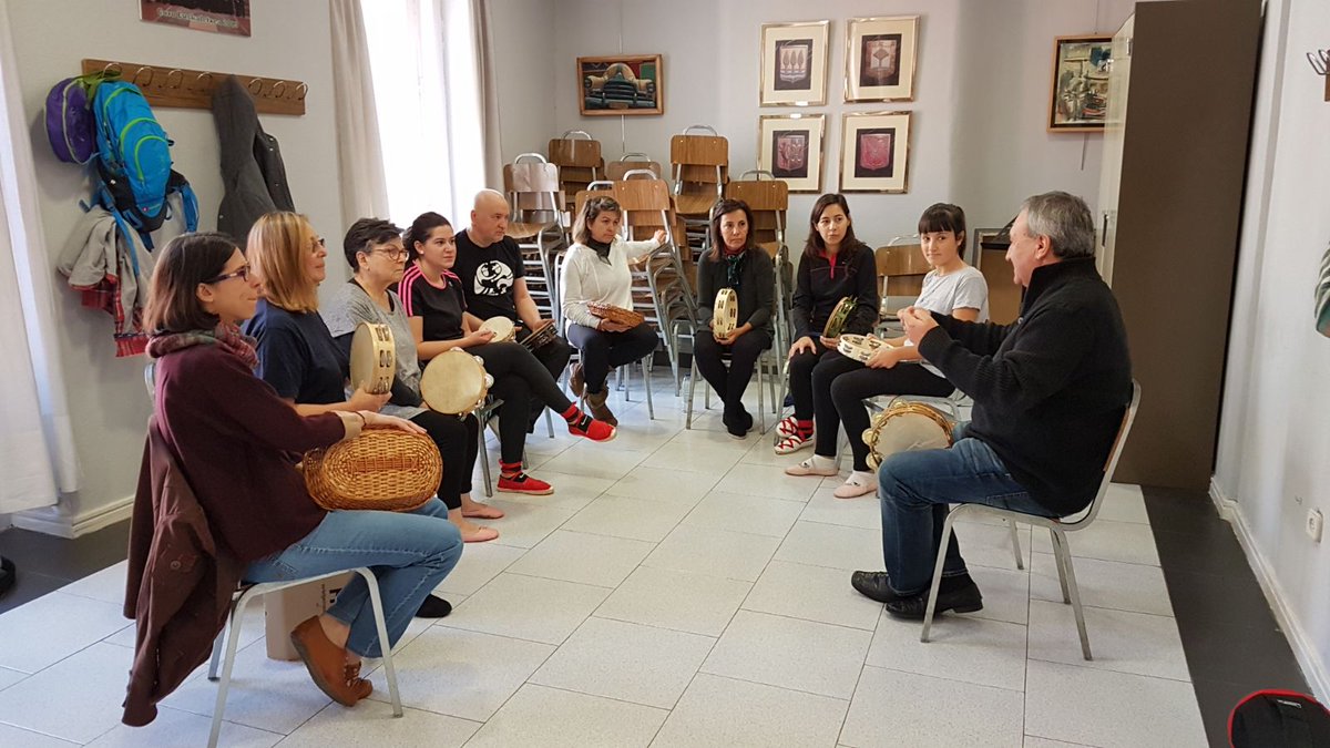 EuskalEtxeaMadr's tweet photo. Este mes han comenzado en Euskal Etxea Madrid, los sábados por la mañana, clases de PANDERO. En la foto una clase
reciente magistral del conocido músico de pandero,Xabier Berasaluze «Leturia», en nuestra entidad. ¡Qué lujo!! #pandero #EuskalEtxeaMadrid #Leturia https://t.co/FIqqG5uzxW