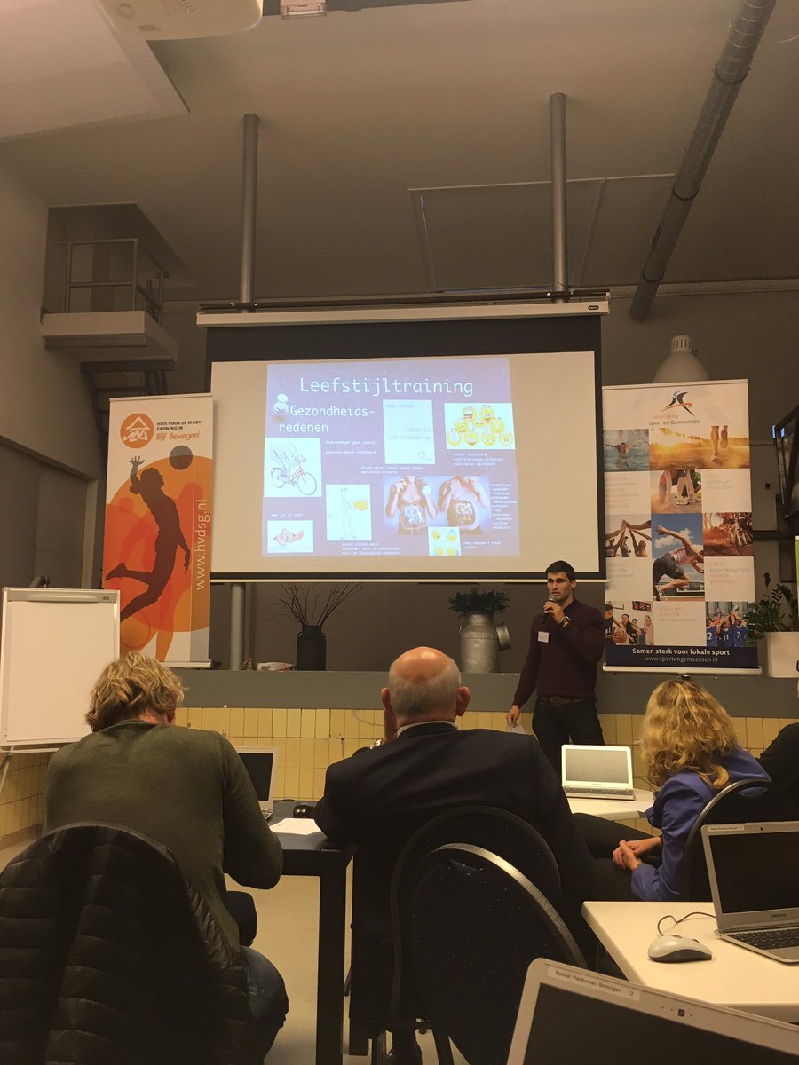 KarinJZwart's tweet photo. Tijdens Noordelijke Inspiratiemiddag Mix&Match geeft collega @HuisvoordeSport presentatie over #Move2Work! #mixmatchnoorden #blijfbewegen https://t.co/YBldUj0LaE