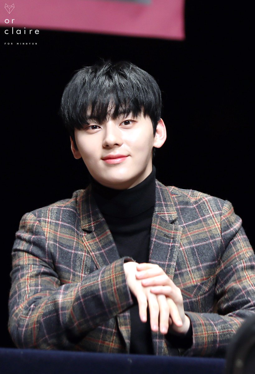 0rclaire's tweet photo. 171118 ��트랙스 팬싸인회 

😍😍

#황민현 #워너원 #minhyun #wannaone https://t.co/Ay9d8wiHqy
