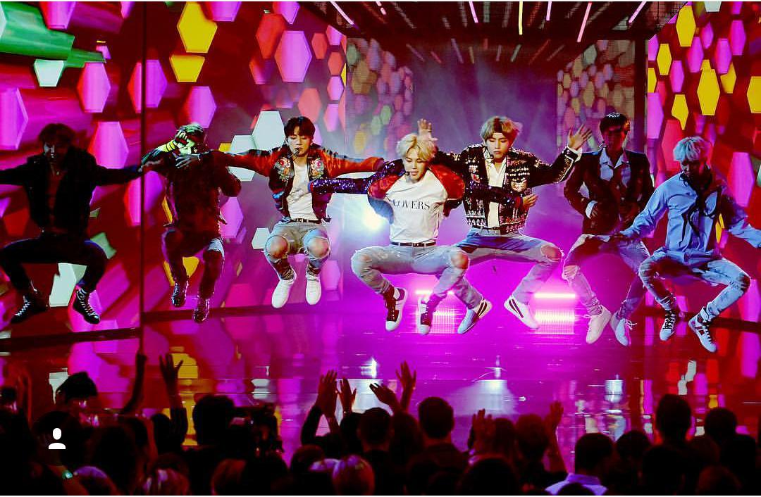 sangmo_moktan's tweet photo. BTS just absolutely slayed the 2017 AMAs❤
@bts_bighit 
@BTS_twt💦🔥 https://t.co/SkSTcga1Eb