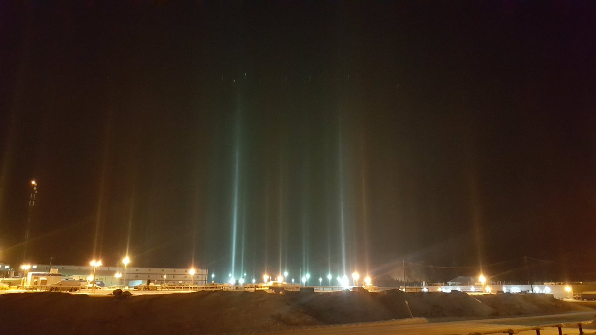 AJofTheNorth's tweet photo. Really tall #lightpillars this morning at work. #ymm #wapasu #ftmackay #camplife @mikesobel https://t.co/y9g5EfTScC