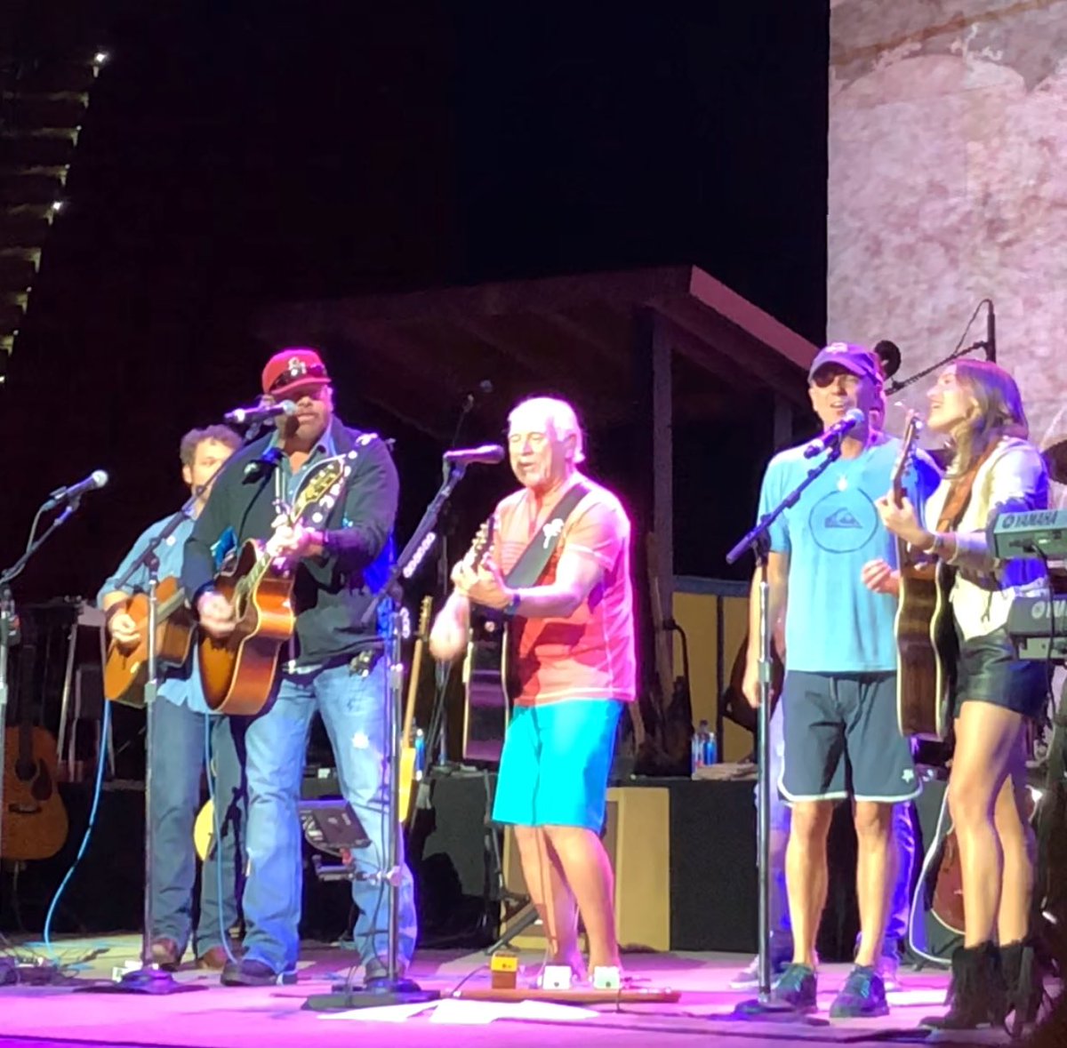 MikeWShell's tweet photo. Epic night! #TryingToReason #HurricaneBenefit concert @jimmybuffett @kennychesney @tobykeith @jakeowen ๐บ๐ธ https://t.co/xGYz8JVsix