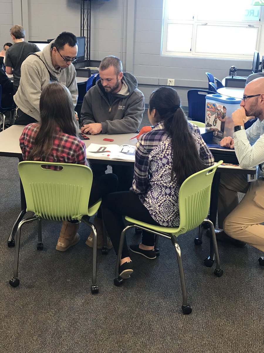 kmwilliams35's tweet photo. We love having new helpers working on Fishertechnik @_on11 @mitchell_mj #RSD122CARES #simmonslearns https://t.co/3TtIIYYeoP