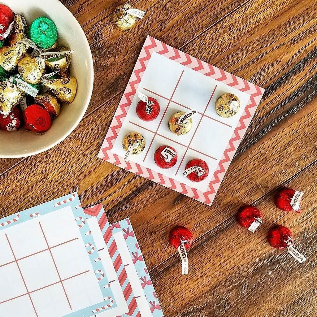 julieestrella's tweet photo. Kisses Tic-Tac-Toe anyone? 💚 Sweeten up your reindeer games with a little @hersheys ❤️ Enjoying the simple things with family is what makes me happy around the holidays 😍 And a little chocolate, makes it even better #sponsored #welcomehappy https://t.co/zev2gdY0O3 https://t.co/zTmi3j6mCq