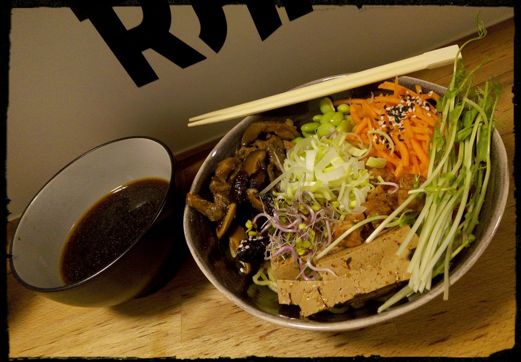 anna_rake's tweet photo. Diiiiiiiner time! This time is tsukemen. Love it! :D #AlmostCeres #BeLikeMiller #RememberTheHat https://t.co/XeINyDPv19
