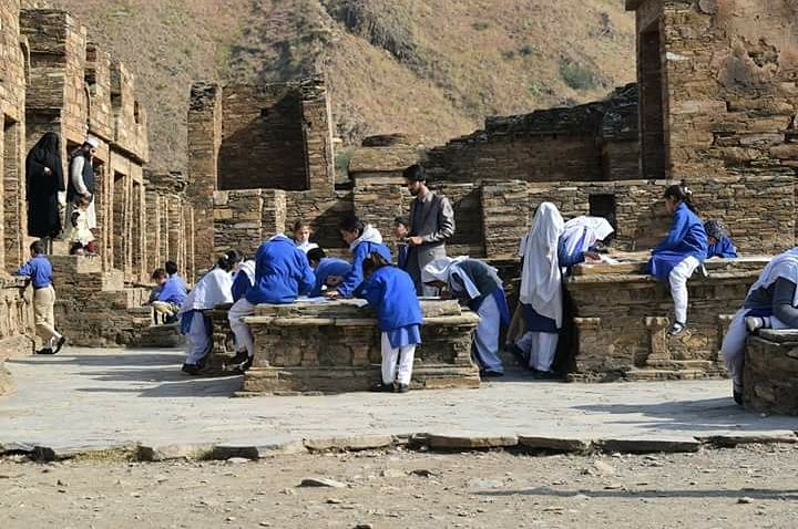 ShafeeqGigyani's tweet photo. The other day I visited archeological site of Takht-i-Bhai with primary class students, I was extremely happy that they were questioning everything.I believe that culture &amp; art can play a vital role in the process of deradicalization &amp; way towards peace, tolerance and pluralism. https://t.co/n9Zu4N3mq7