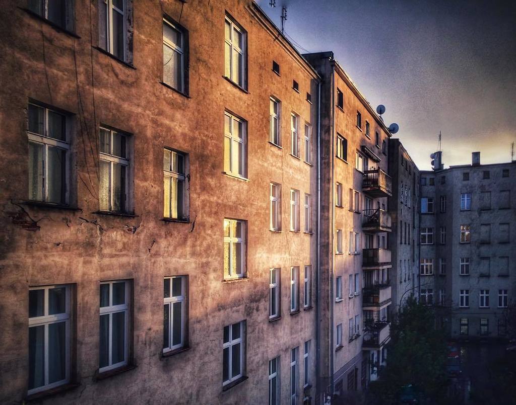 pawiaj's tweet photo. Golden hour #igerswroclaw #igerspoland #wroclaw #wroclove #wroclawskiekamienice #nadodrzewroclaw #nadodrze #nadodrzestyle #nadodrzemasiedobrze #goldenhour #novembersun #novembersunsets #snapeed #prewarbuilding #tenamenthouse #tenamentyard #myyardisbetter… https://t.co/7Ii8hlgmda https://t.co/JXr8ne9sVK