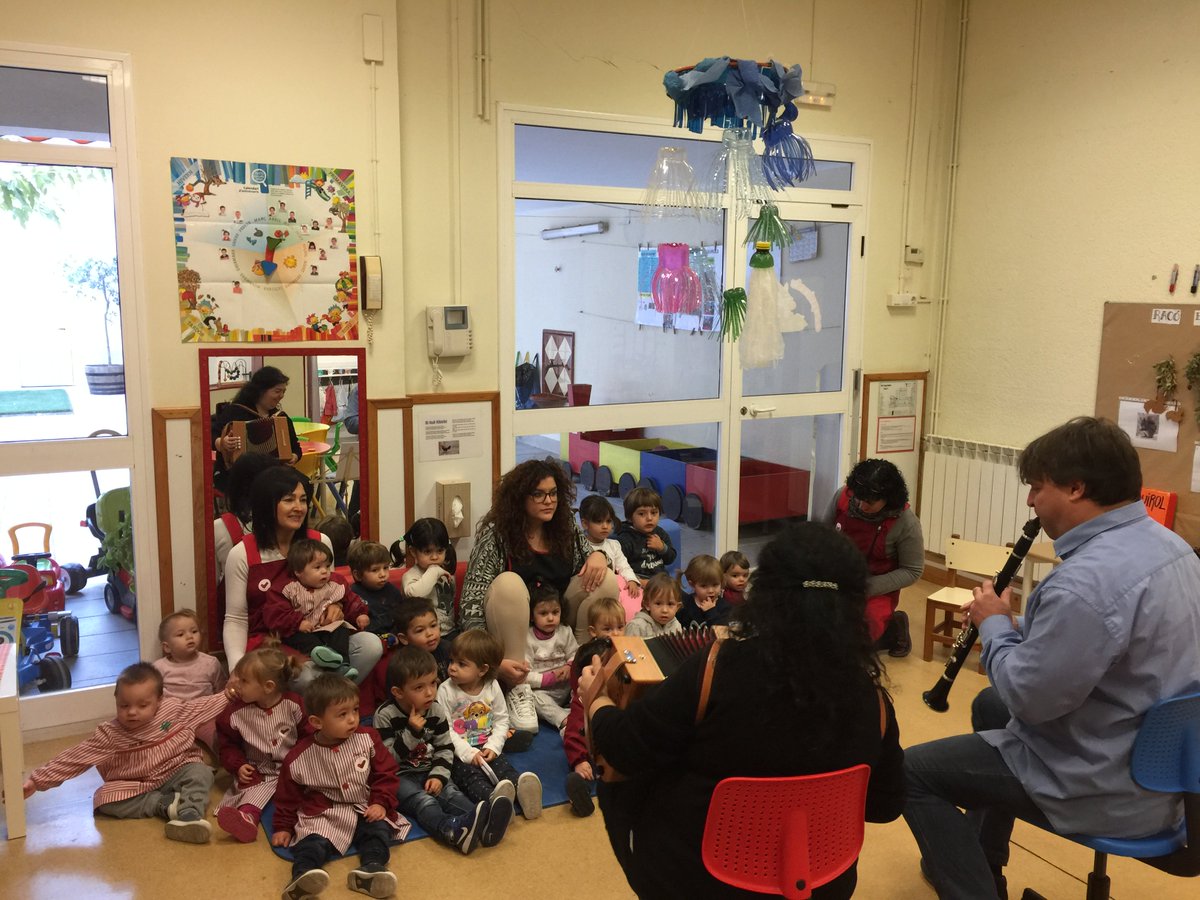 EMMValls's tweet photo. Imatges que ens arriben del Taller Baldufa a l'escola bressol del Lledó de #Valls. Molts nens i molta música, amb #JosepBoada i @RosabelBofarull
#Vivimlamúsica! https://t.co/6ivxqZbUXF