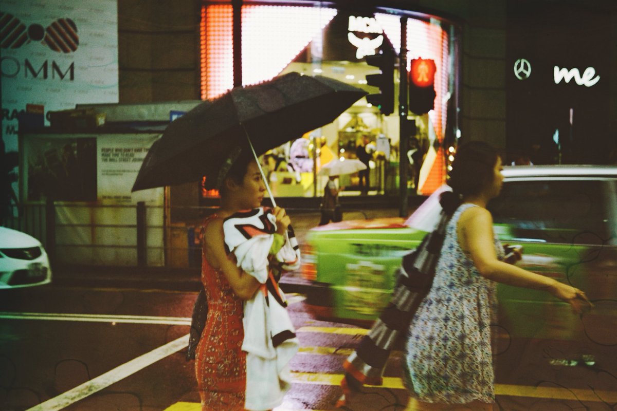 edchaucc's tweet photo. Rainy day - Central
.
#streetphotography #leica #leicaiiig #reid #taylorhobson #anastigmat #2inchf2 #film #cinestill50d #cinestill #hkphotowalk #shutteralliance #filmisnotdead #filmcamera #DiscoverHongKong #hkg #hkig https://t.co/eLSQrPDyXR https://t.co/qCnLW8ZWHh