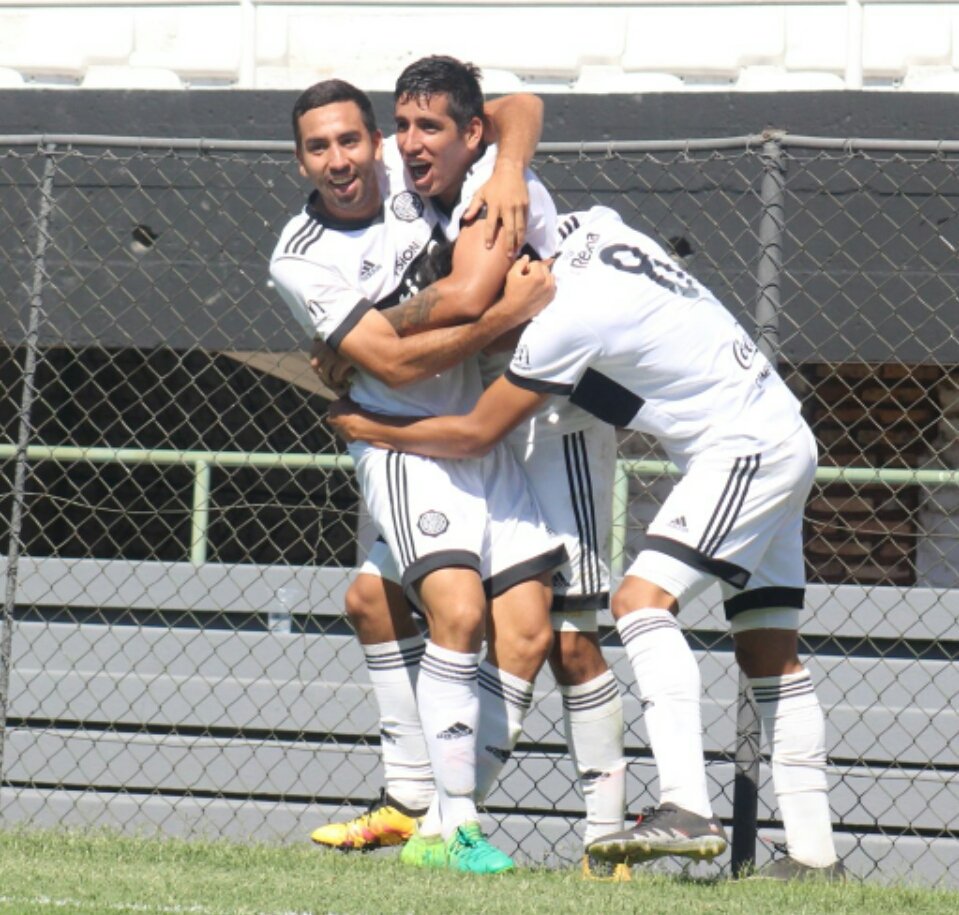 franklym16's tweet photo. #Reserva2017 Primer grito de CAMPEÓN en el #Clausura2017 En Para Uno @elClubOlimpia se consagro campeón de la categoría Reserva al ganar 1-0 a @spTrinidense con gol de Jorge Colman. Salud franjeados!! https://t.co/uXVt02TdUf