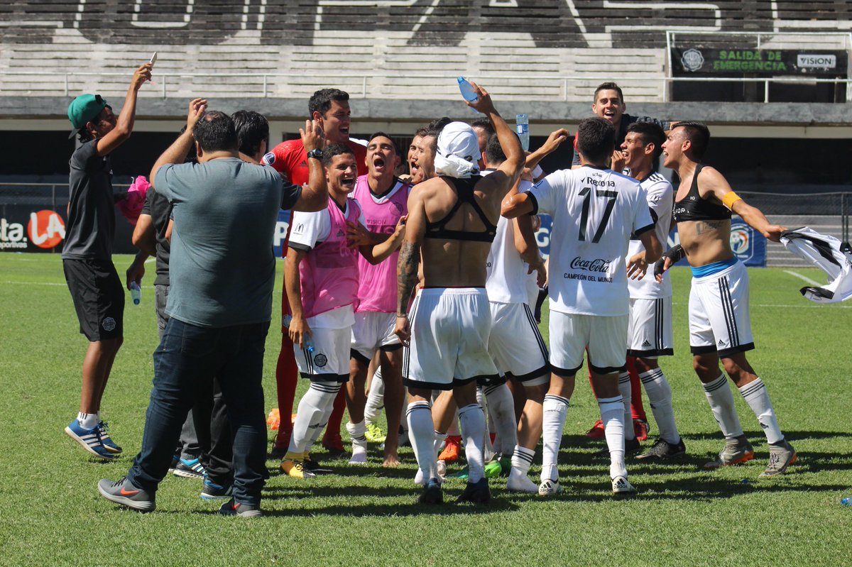 franklym16's tweet photo. #Reserva2017 Primer grito de CAMPEÓN en el #Clausura2017 En Para Uno @elClubOlimpia se consagro campeón de la categoría Reserva al ganar 1-0 a @spTrinidense con gol de Jorge Colman. Salud franjeados!! https://t.co/uXVt02TdUf