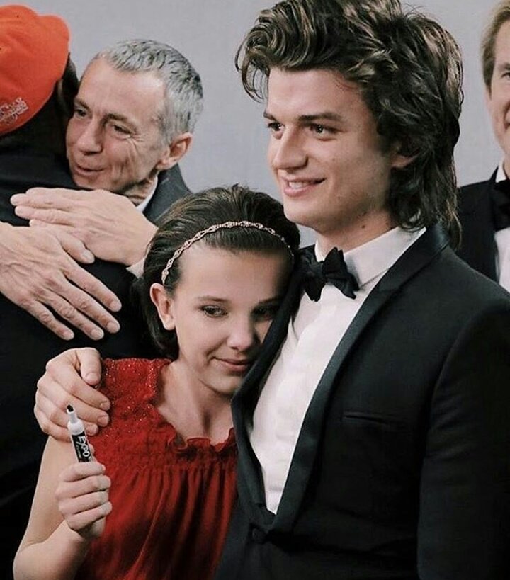 OVERAGA1N's tweet image. podemos hablar de que joe trata al cast como si fueran sus hijitos? joe es steve y steve es joe, son uno