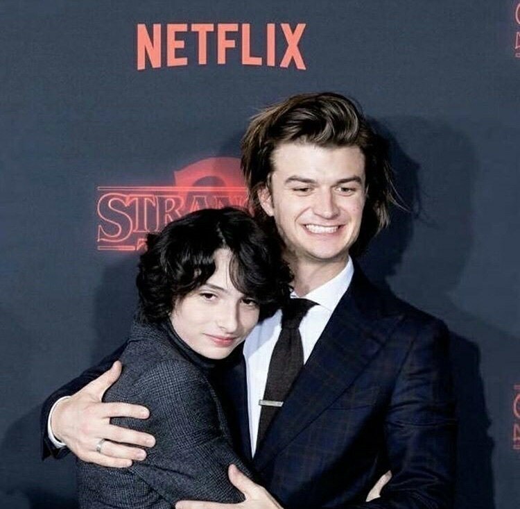 OVERAGA1N's tweet image. podemos hablar de que joe trata al cast como si fueran sus hijitos? joe es steve y steve es joe, son uno