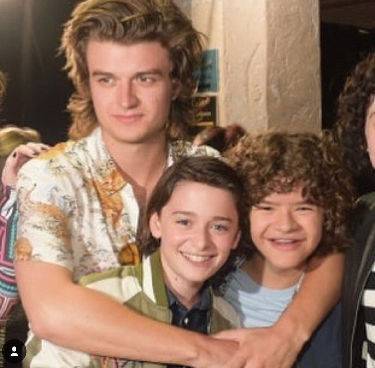 OVERAGA1N's tweet image. podemos hablar de que joe trata al cast como si fueran sus hijitos? joe es steve y steve es joe, son uno