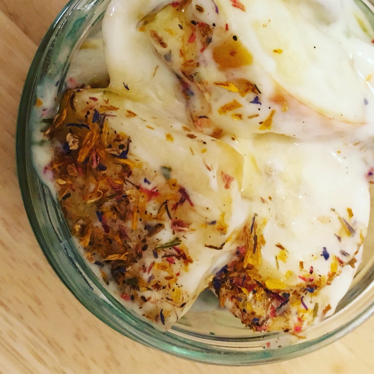 SunnySteveLtd's tweet photo. Anyone else needs an #afternoon #energy #boost? Fresh cut #fruit, Greek #yoghurt, a bit if honey and lots of #Flower Power Spice blend - #delicious!! 🌿🌺🌿#SunnySteve https://t.co/i5R68ukx9n
