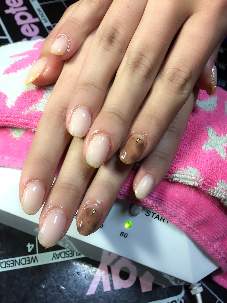 きょうか V Twitter べっ甲ネイル オフィスネイル シンプルネイル ベージュ 乳白色 冬ネイル
