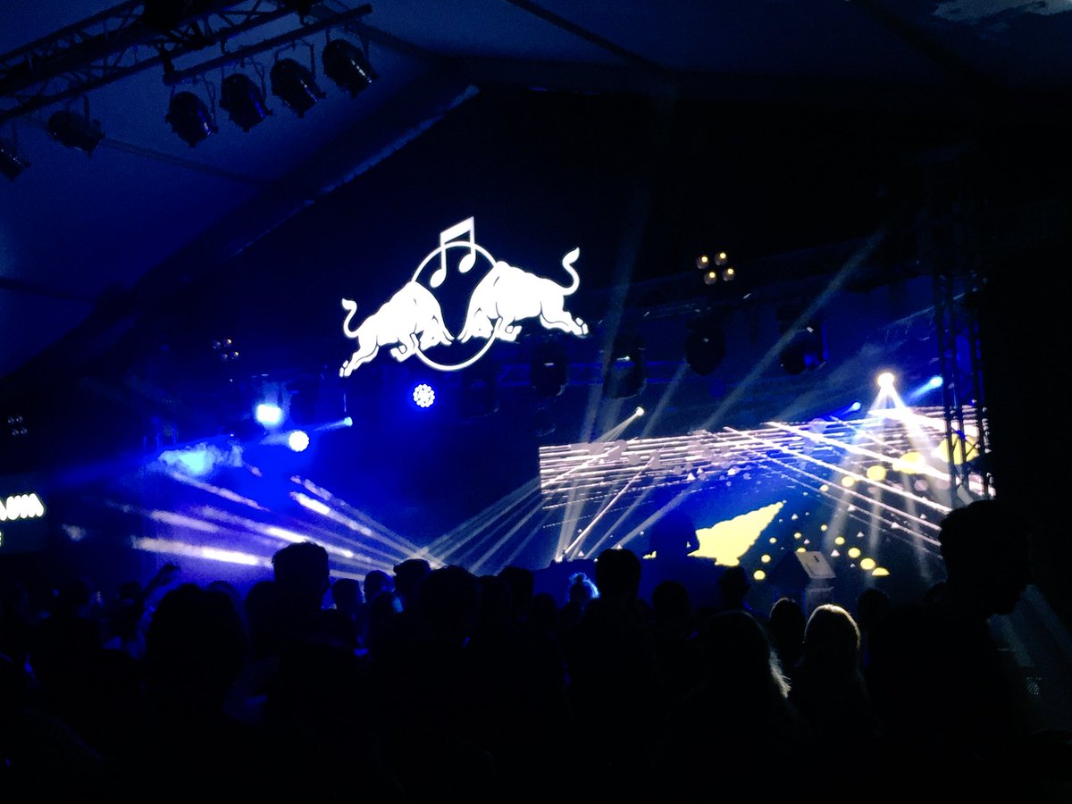airgyan's tweet photo. Clockenflap⑮。最後は各ステージの大トリを少しずつ。MASSIVE ATTACKは勿論、SKREAMも滅茶苦茶かっこよかったし、MØも結構合唱起こってた。デンマークのシンガーなのか。音もかっこよかったし、アー写見るとビジョンの姿よりだいぶかわいい。#clockenflap2017 https://t.co/SLcEKWP2yM