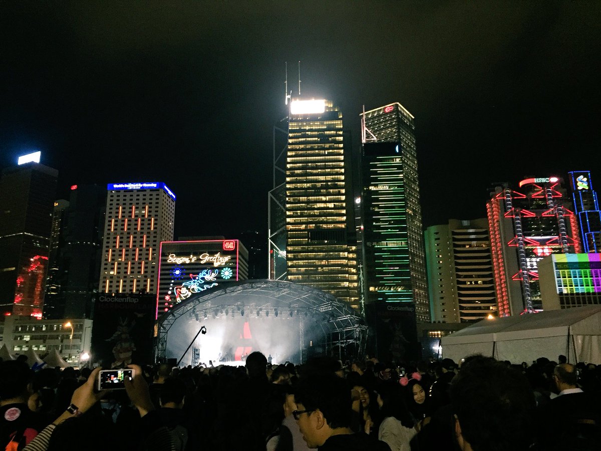airgyan's tweet photo. Clockenflap⑮。最後は各ステージの大トリを少しずつ。MASSIVE ATTACKは勿論、SKREAMも滅茶苦茶かっこよかったし、MØも結構合唱起こってた。デンマークのシンガーなのか。音もかっこよかったし、アー写見るとビジョンの姿よりだいぶかわいい。#clockenflap2017 https://t.co/SLcEKWP2yM