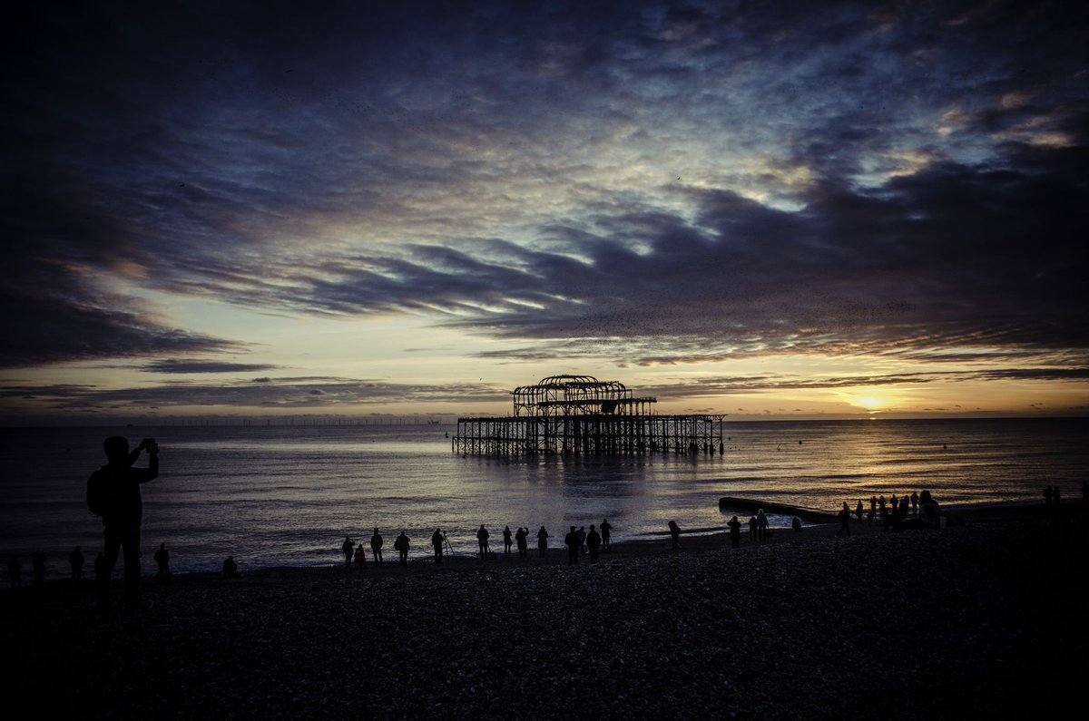 beeprycom's tweet photo. Scende il tramonto anche sul vecchio Pier di Brighton. Non pensate sia magico? 😍🇬🇧 https://t.co/3EEDWFZC6F
