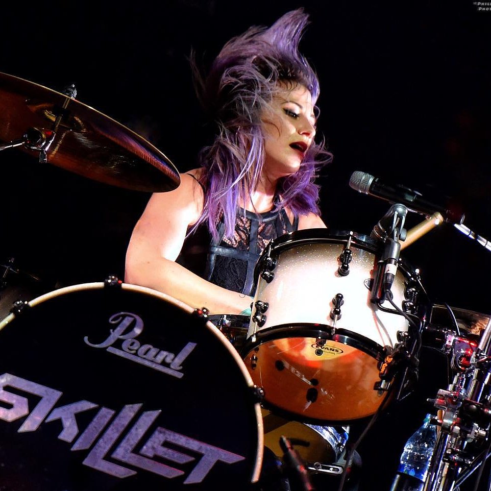 WeLoveSkilletM's tweet photo. Jen Ledger of Skillet! #JenLedger #Skillet #UnleashedBeyond #Skilletmusic @jenledger by @philip_harvey_photography https://t.co/HxqlO0Q0l2