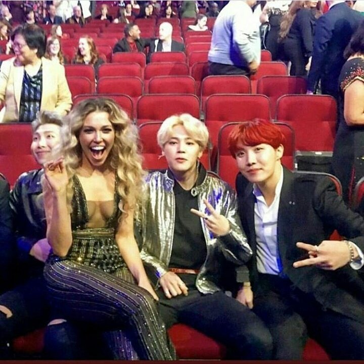 Azra_Army97's tweet photo. 💔😭 my heart is broken... What are you doing ?????!😭😢  @BTS_twt 
#namjoon 
#RM https://t.co/DXXbmMUZ7B