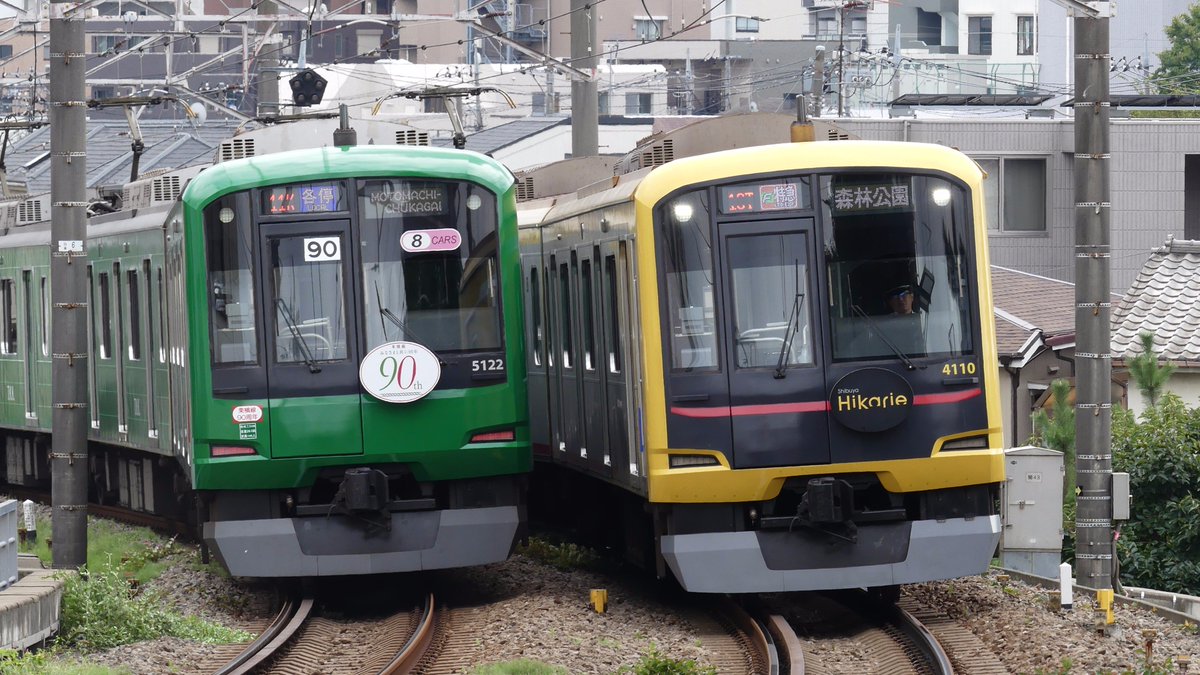 東急電鉄5050系「青ガエル」ラッピングと「Shibuya Hikarie」編成の
