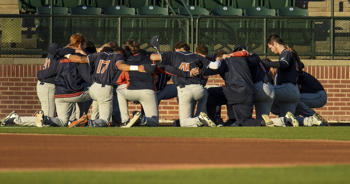 AuburnBaseball's tweet photo. Family over everything.

#WarEagle https://t.co/hb8ImtjMrt