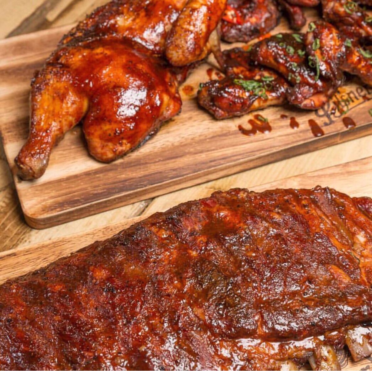 Monday feast anyone? Gather the squad and join us here at Smokehouse!🍺 🍕 🍔 
#steak #beef #bbq #barbecue #food #foodporn