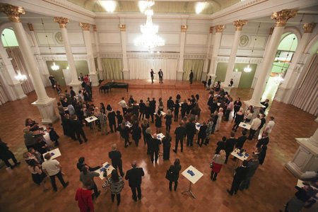 helsinkibiz's tweet photo. Lastenkodeissa asuvat #helsinki'läiset lapset&amp;nuoret juhlivat 16.11. @Vapaavuori'n kutsumina #Suomi100-juhlissa kaupungintalolla. Nuorten esitykset, juhliin saapuneet #MikaelGabriel &amp; #JVG + juontajat #RikuRantala/#TunnaMilonoff pitivät tunnelman katossa! https://t.co/9du9C7XmIJ https://t.co/p9kuB3wyob