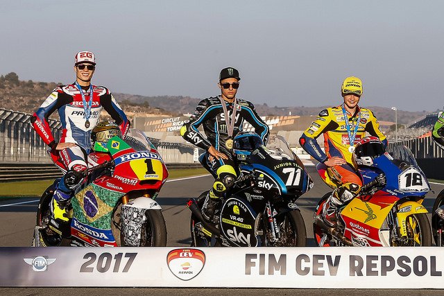 box_repsol's tweet photo. Finalizada la temporada del #FIMCEVRepsol2017, es hora de conocer a los ganadores de las diferentes categorías. ¡No os perdáis nuestra galería de imágenes! 📸 ¡Serán las estrellas de MotoGP del futuro! 👉 https://t.co/HMFCMLVf0A https://t.co/6dW5eyaPl5
