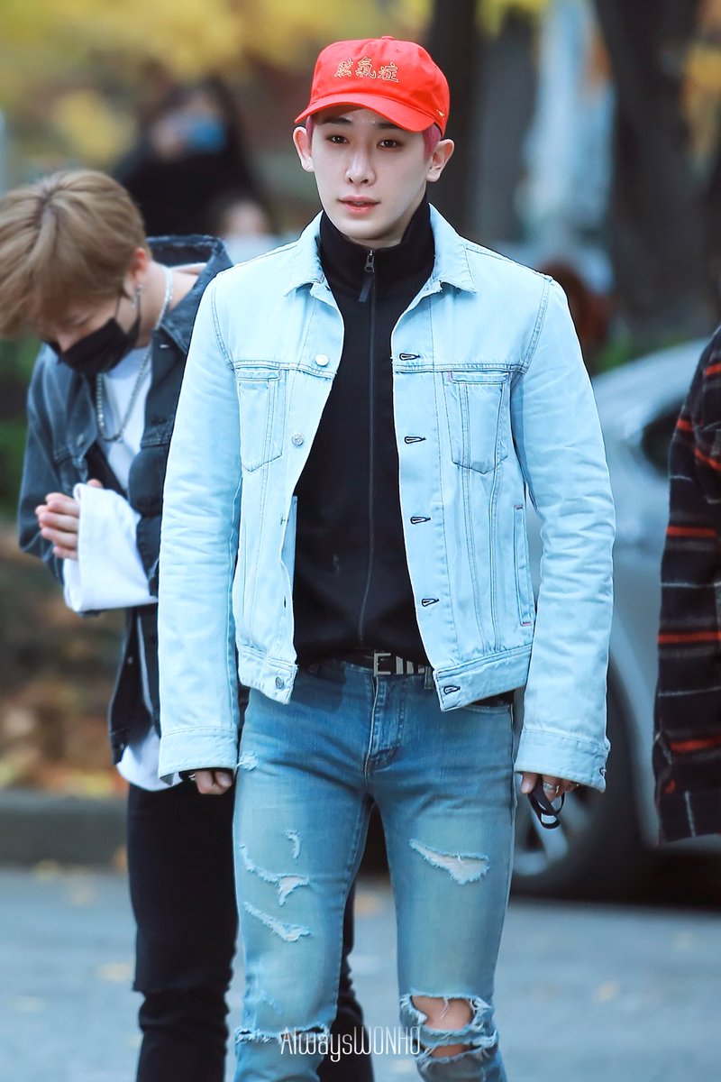 AlwaysWonho's tweet photo. 171117 뮤뱅 출근
：）
🌌 ​​​
#몬스타엑스 #MONSTA_X 
#원호 #WONHO 
@OfficialMonstaX https://t.co/2nGo1OI67V