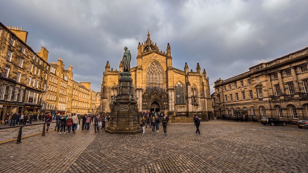 BurnBucketlist's tweet photo. A perfect autumn day in #Edinburgh 🏰 includes rain, sun, fog and cold wind. Preferably all at the same time! 😂😜🌦 #autumndays 🍁 #weekendgetaways 🗺 #BurnTheBucketlist 🔥 #Scotland 📷 #sonya7rii https://t.co/vhToyy3lkk