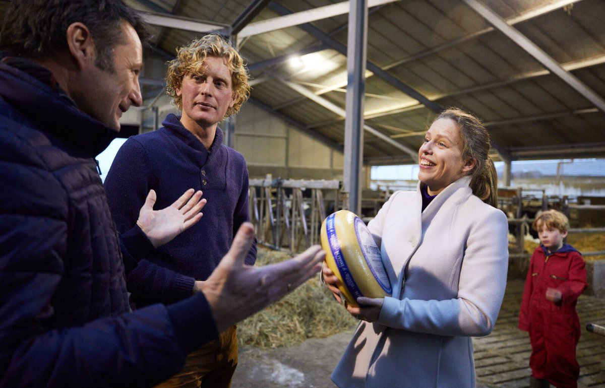Melkveehouder Albrecht Finnema houdt in bedrijfsvoering rekening met weidevogels en landschap. Zijn melk wordt deels  verwerkt tot Fryske kaas.  Aan de keukentafel legt hij uit aan minister Schouten hoe hij werkt.