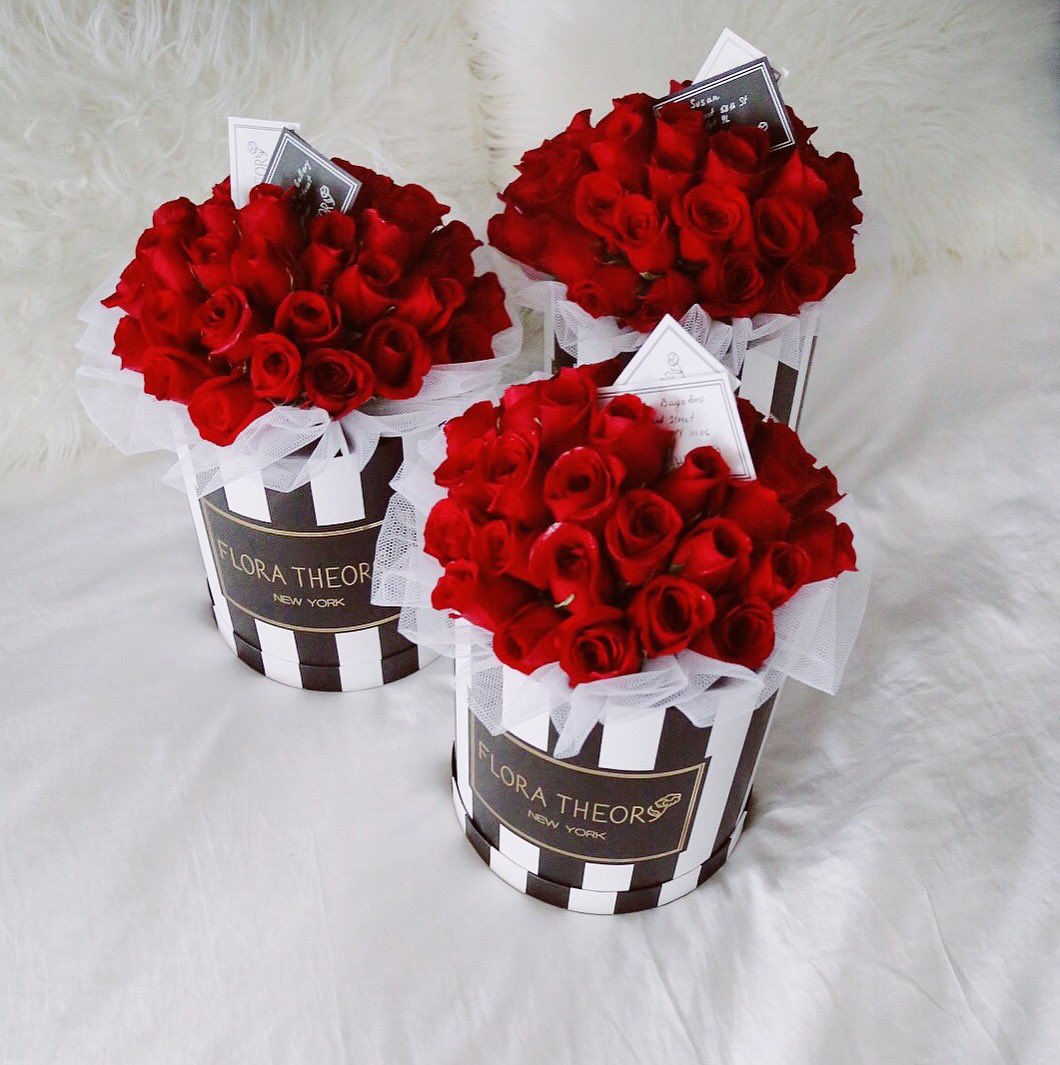 FloraTheory's tweet photo. Signature Striped Box with Red Roses 🌹 #FloraTheory #RedRoses #uniquegifts https://t.co/QRTVZia2AM