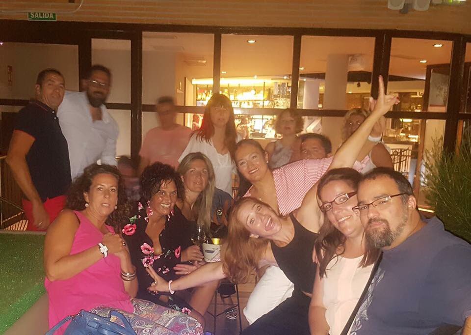 Gallinerosanse's tweet photo. Así de bien nos lo pasamos en #ElGallineroDeSanse, entre familia y amigos; pero por supuesto sin que no falten nuestros exquisitas tortillas y huevos rotos. 
Tenemos todo listo para que vengas a vernos! Recuerda que estamos en el centro de ocio #ÁgoraSanse #SanSebastiánDeLosReyes https://t.co/RQg5LP82mc