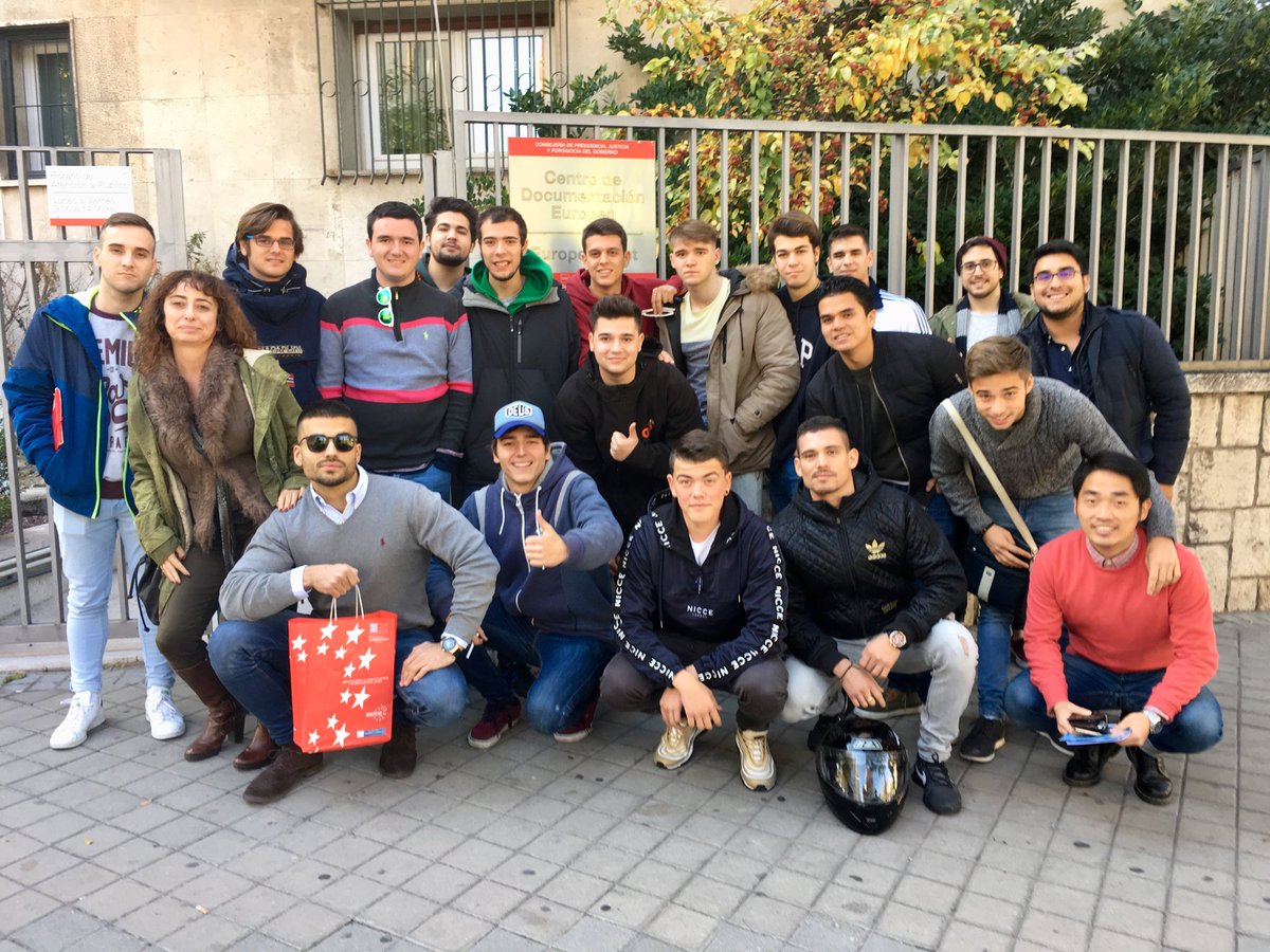 AsunFernandezUE's tweet photo. Aprendiendo sobre #eures y la búsqueda de empleo en la #UE y sobre becas de #erasmus #TSAYF @CiclosUE https://t.co/8AxOb9MZFg