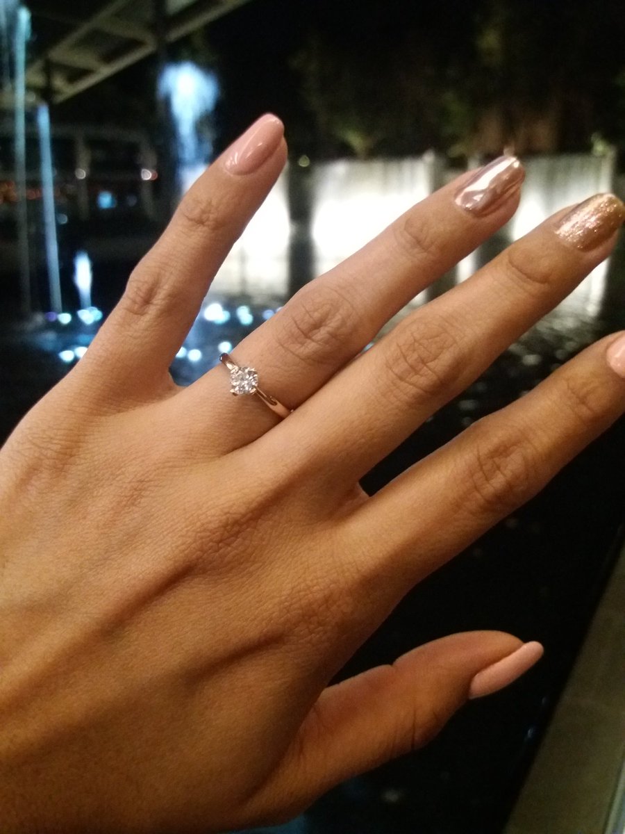 SharonMdz's tweet photo. #Isaidyes 💍❤ @KIKEREDS_mx https://t.co/mP3F6HRbCC