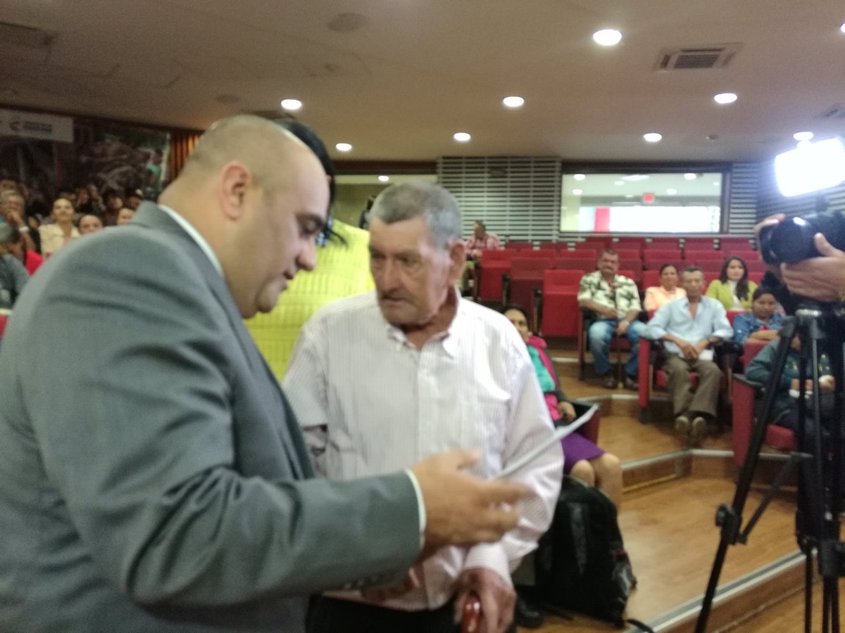 GoberCaldas's tweet photo. 100 caldenses víctimas del conflicto armado reciben cartas de indemnización para atención y reparación integral #OportunidadesConTransparencia. https://t.co/pJ6vAPls1F